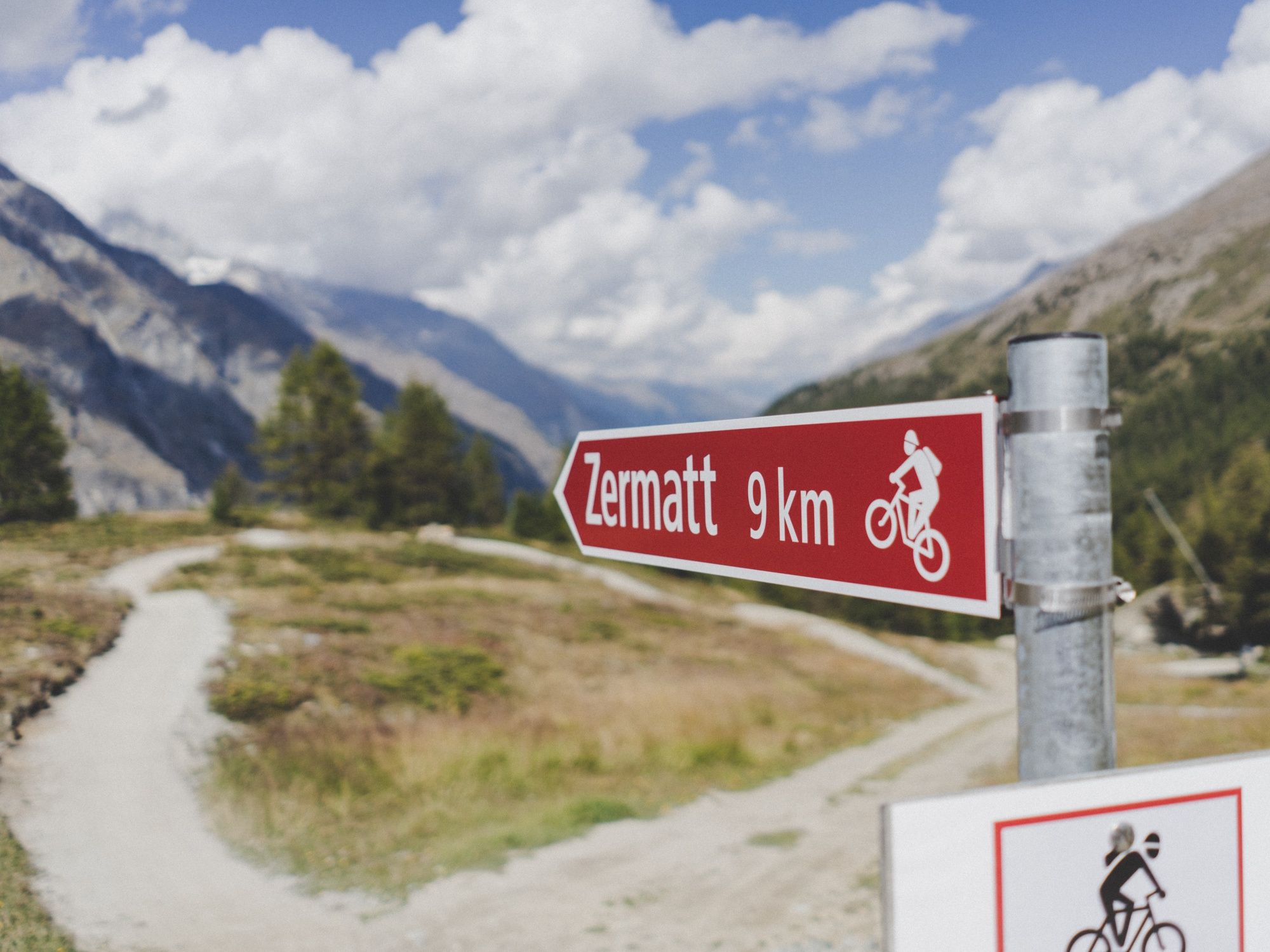 Mountainbike: Linda trilha de mountainbike em Zermatt, paisagens montanhosas e natureza intocada.