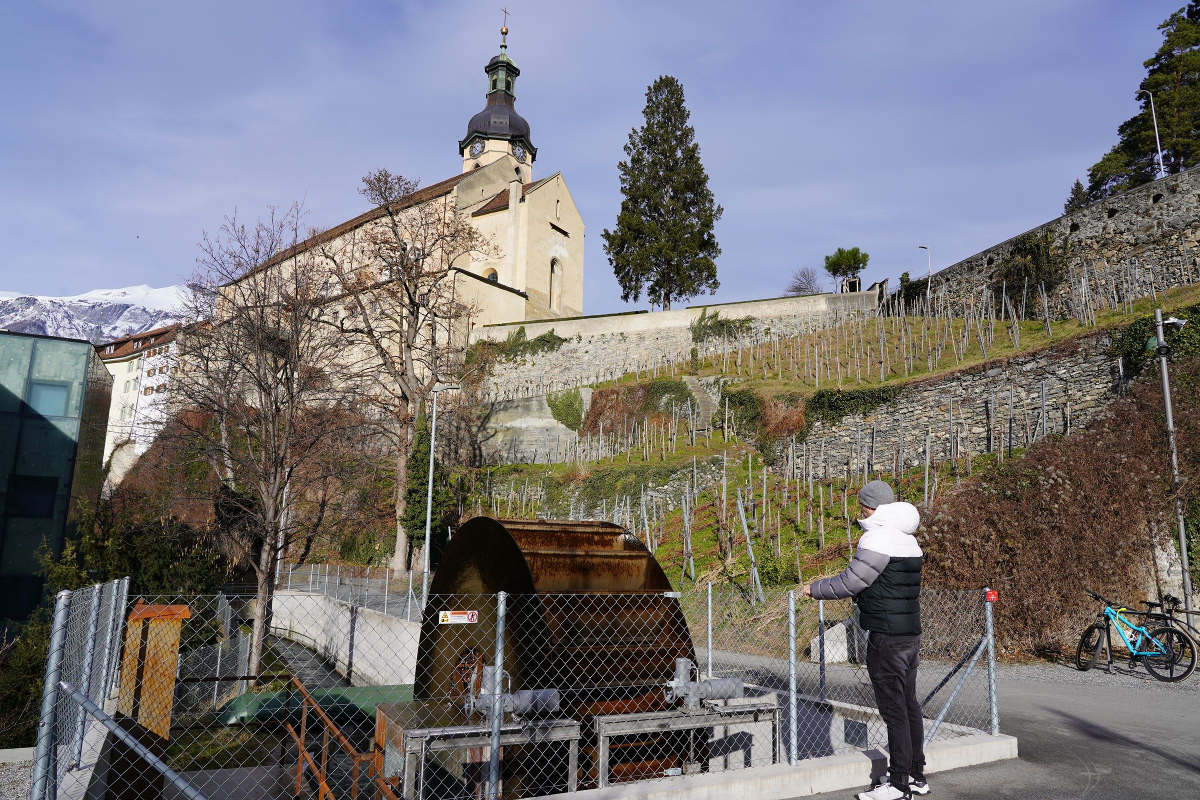 Mühlbach: ต้นปรงอยู่ข้างโบสถ์ในภูมิทัศน์ที่ปกคลุมด้วยหิมะในฤดูหนาว.