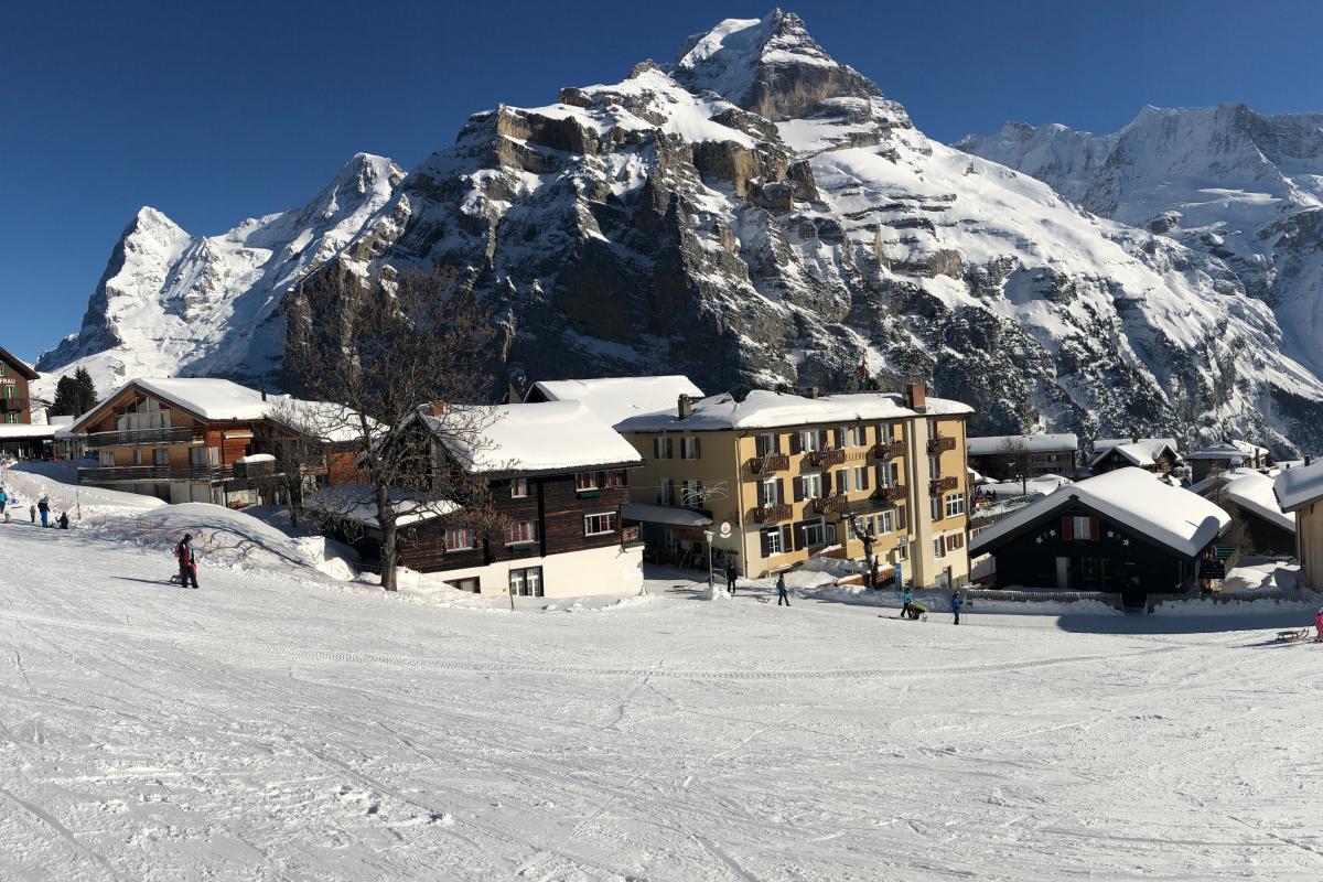Mürren in de winter met besneeuwde bergen en gebouwen