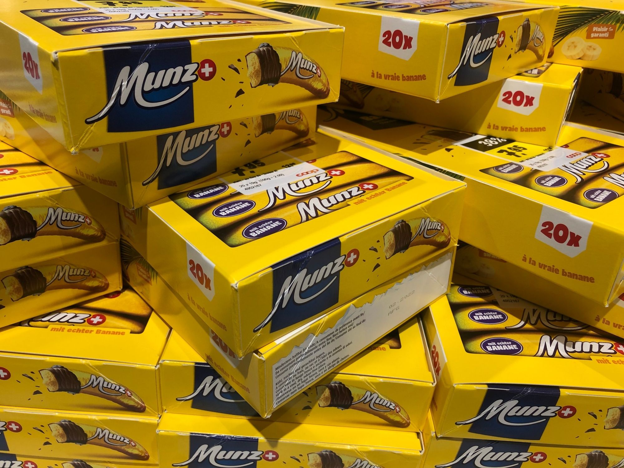 Munz Bananer: Et kig på de farverige emballager af lækre müslirige med banansmag