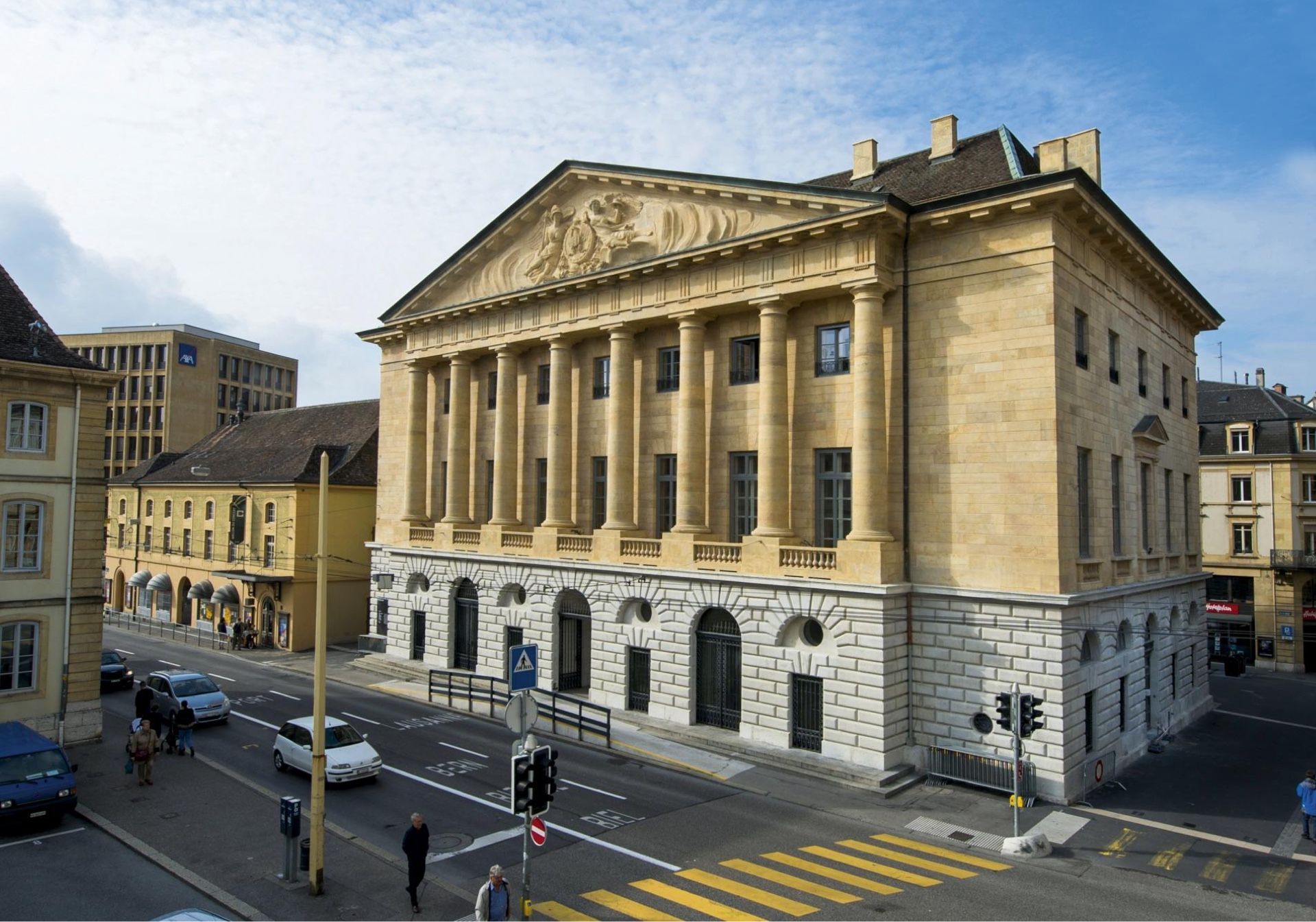 诺沙泰尔：这座城市里令人印象深刻的历史建筑，拥有经典的建筑风格。