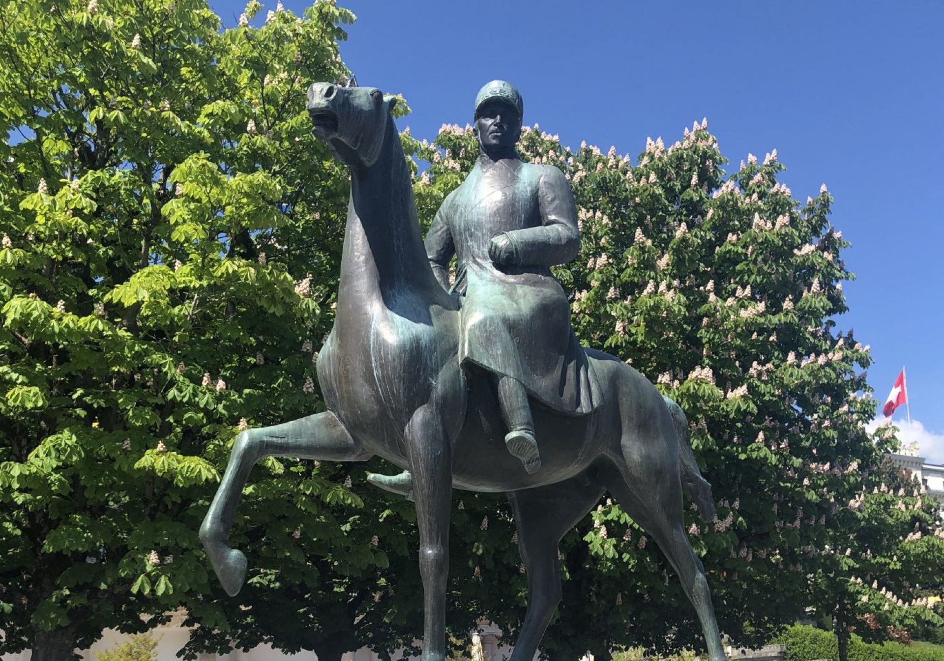 Lausanne Ouchy: Patung seorang penunggang kuda di alam semula jadi dengan pokok-pokok dan suasana segar.