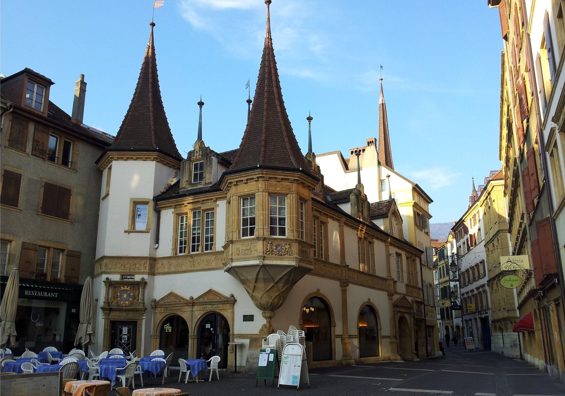 奈沙泰尔：古城区的历史建筑，令人印象深刻的塔楼和建筑材料。