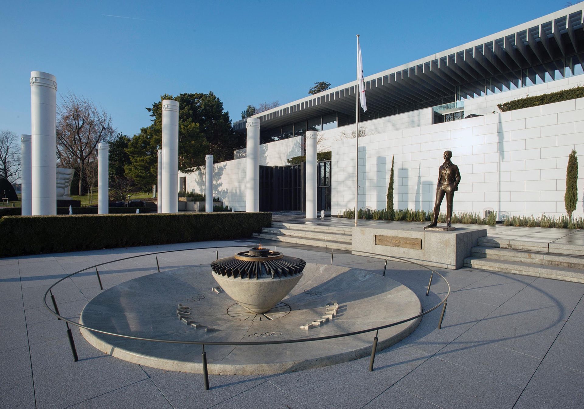 Lausanne Ouchy: Bangunan elegan dengan patung, sesuai untuk pencinta seni dan jalan-jalan romantis.