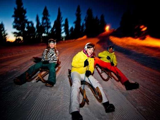 เล่นเลื่อนกลางคืนที่เมือง Isenfluh ตอนกลางคืนกับเพื่อน ๆ บนเนินเขา.