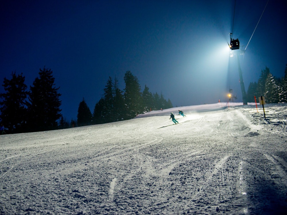 Катание на лыжах под светом луны на горнолыжных трассах Пизол-банен зимой. Испытай захватывающие спуски в зимней природе.