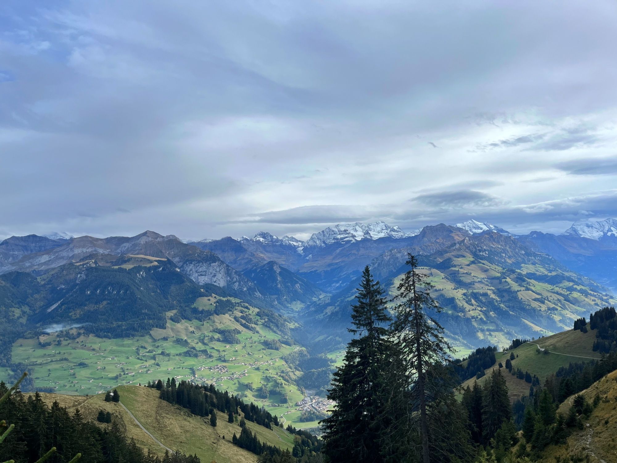 Νιζέν: μαγευτικό ορεινό τοπίο με πράσινα λιβάδια και επιβλητικές κορυφές, ιδανικό για πεζοπορία.