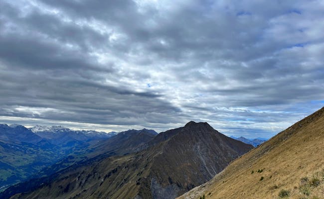 Niesen: impresionante paisaje montañoso con una espectacular vista de la naturaleza y las cumbres circundantes.