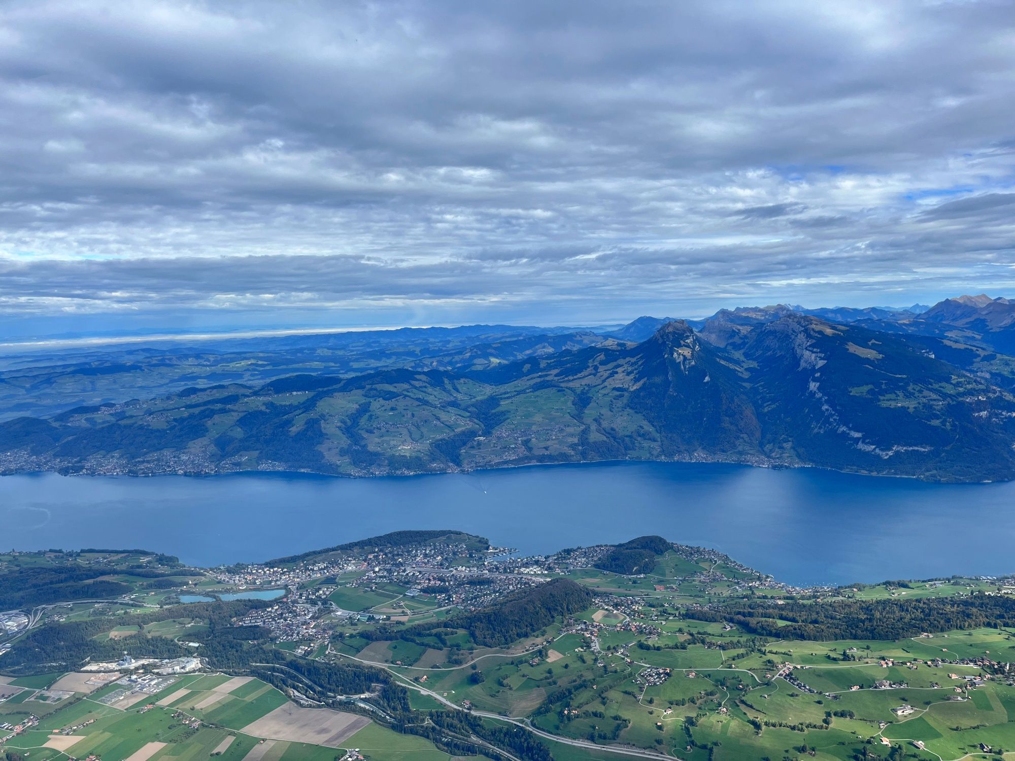 Νίσεν: θέα στη λίμνη και τα γύρω βουνά, ιδανικό για πεζοπορία και χαλάρωση στη φύση.