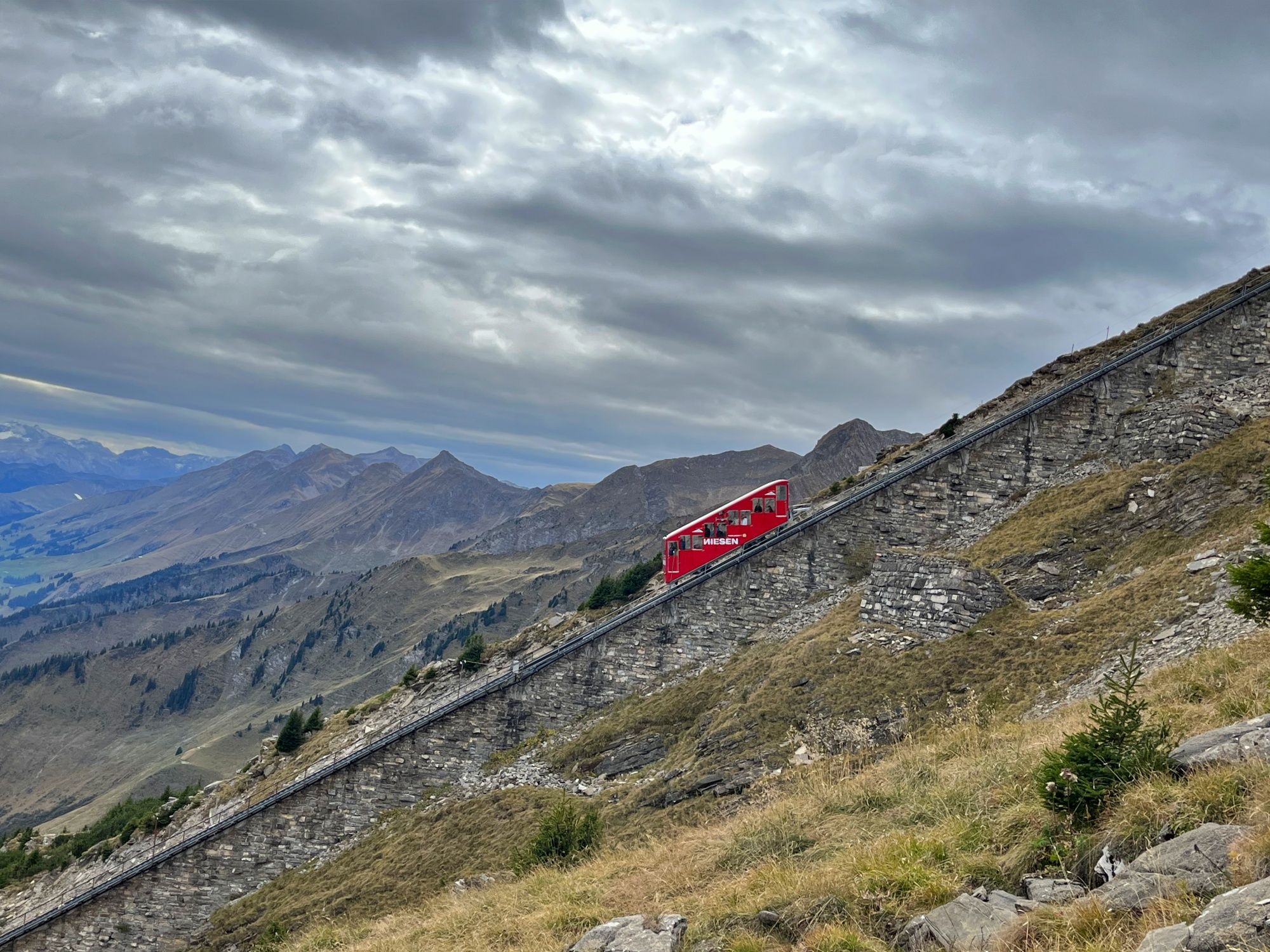 Niesenbahn: Απόλαυσε την θέα στα βουνά και στους απαλούς λόφους στο καντόνι Bern.