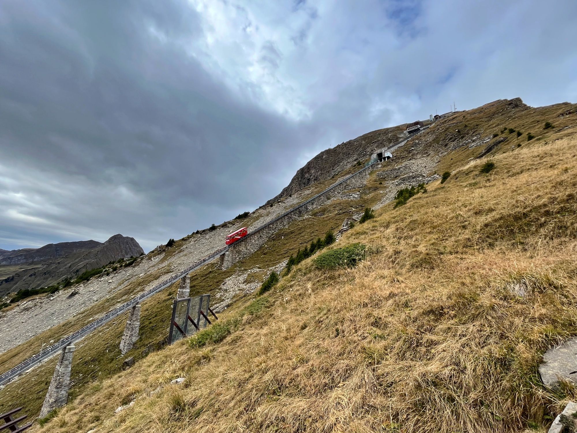 Niesenbahn: Απόλαυσε την εκπληκτική θέα στα βουνά και τη φύση μέσα από μια πεζοπορία.