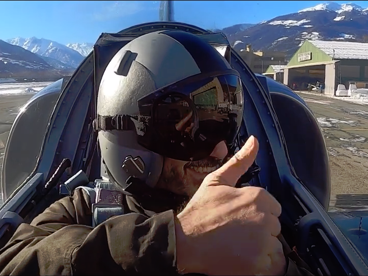 L39 Albatros: zažíváte vzrušující let v zimě nad zasněženými horami.