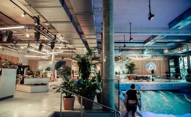 Urban Surf Anlage mit Wellenbecken und Pflanzen