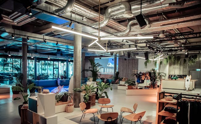 Oana Urban Surf Lounge mit stilvollen Möbeln und Pflanzen