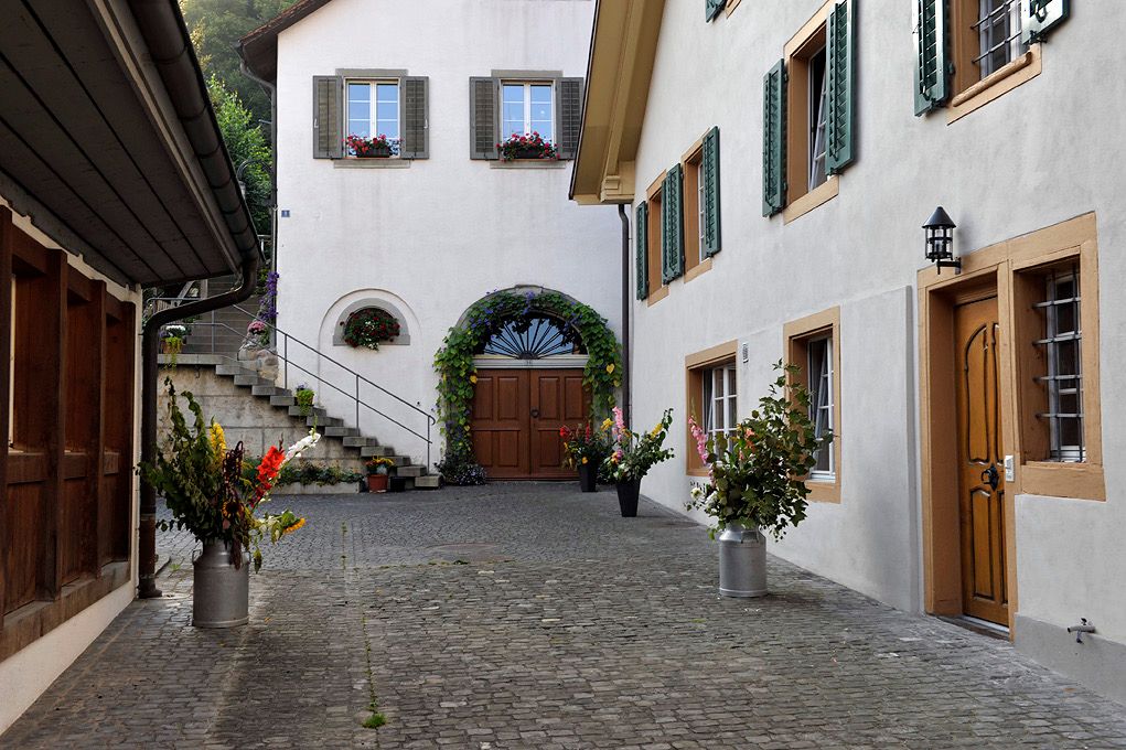 Obermuehle: arquitetura pitoresca com detalhes florais em Andelfingen no verão.