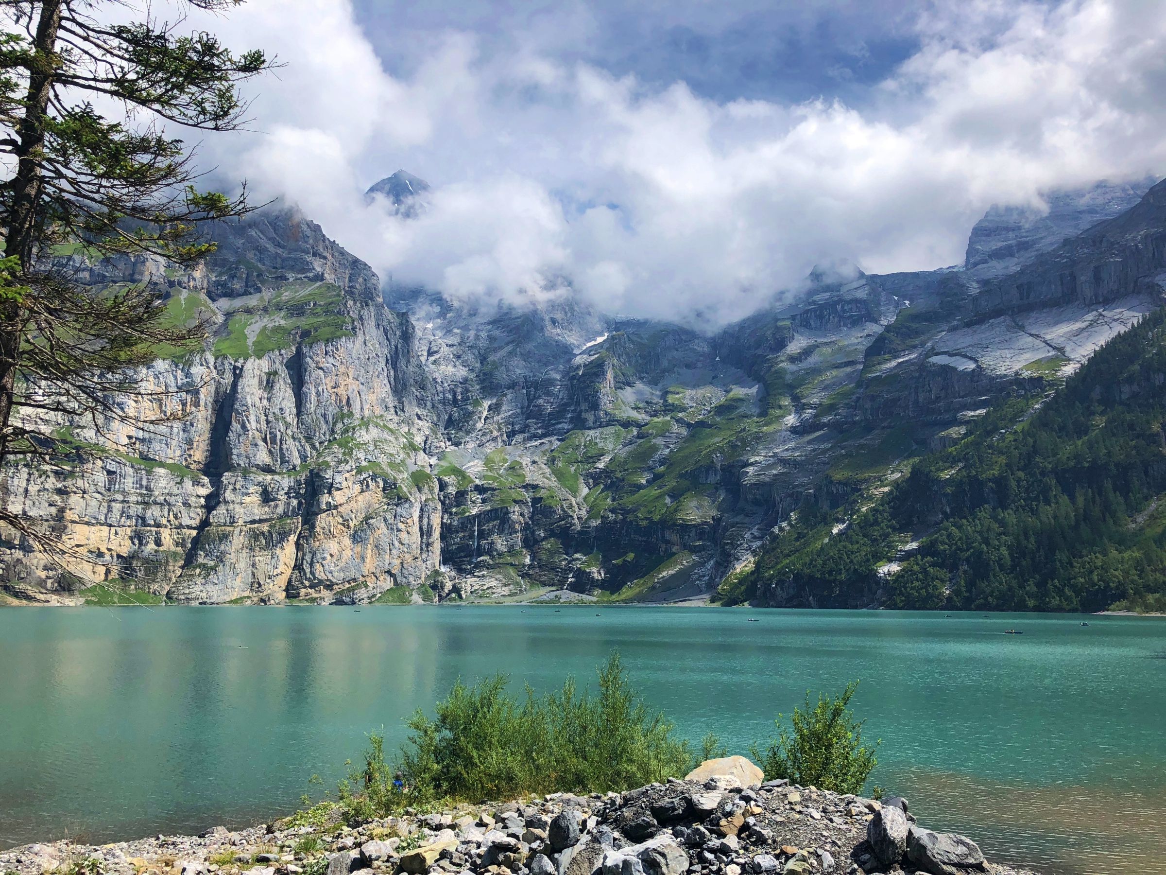 Oeschinensee s průzračnou vodou a okolními horami