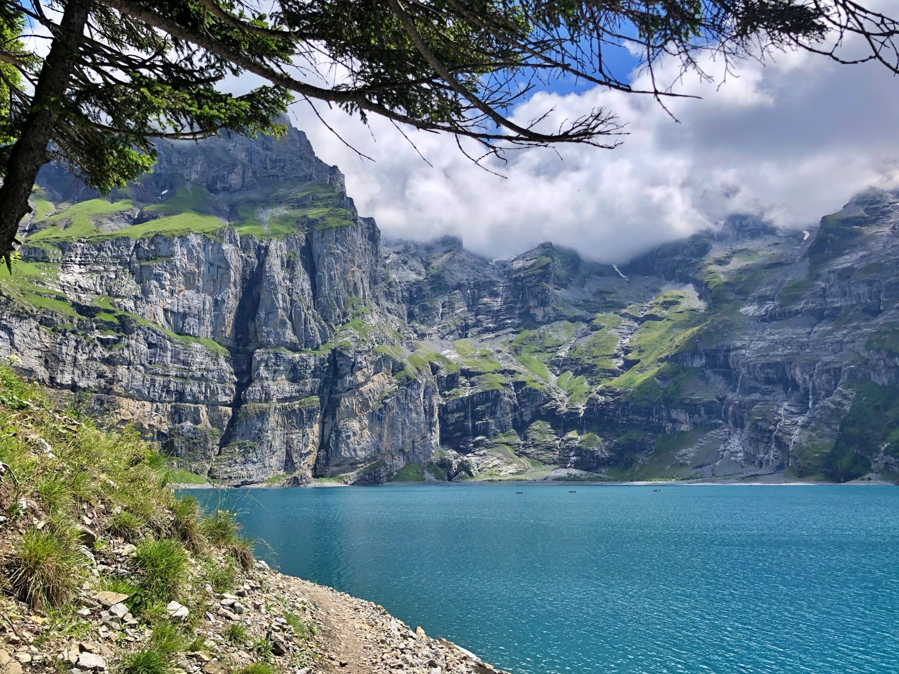 Oeschinensee s čistou vodou a impozantními horami