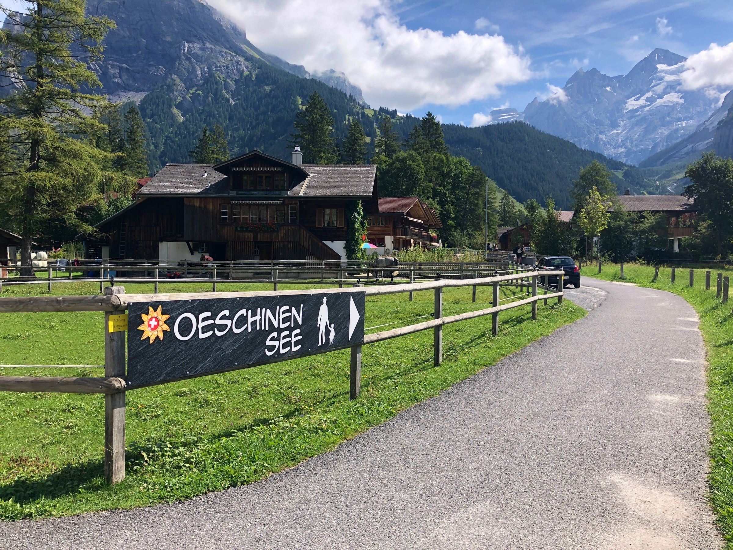 أوشينينسي: منظر خلاب على البحيرة والجبال، مثالي للتنزه والرحلات.