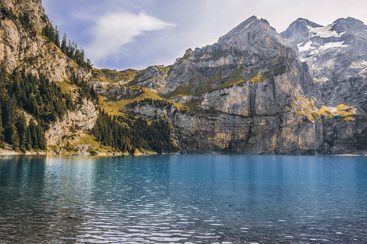 بحيرة أوشينين: بحيرة جبيلة صافية محاطة بصخور مهيبة وغابات خضراء في الصيف.