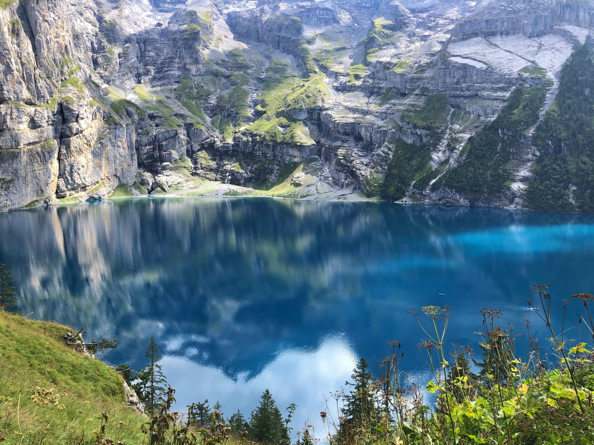 Ošeinsee s čistou vodní plochou a horami