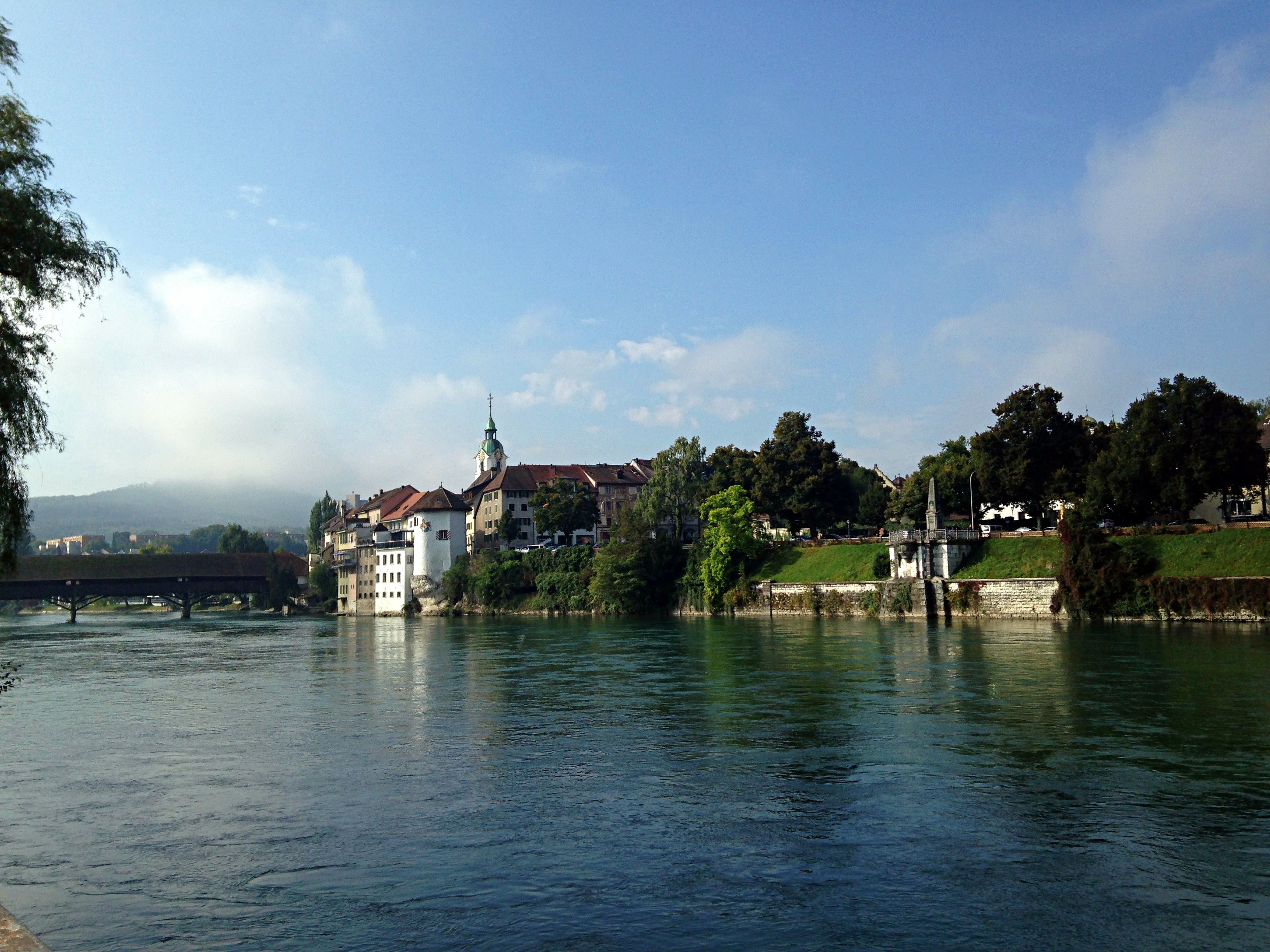 ऑल्टेन: नदी और शहर के दृश्य के साथ एस्केप गेम की तस्वीर, साहसिक गतिविधियों और समूह गतिविधियों के लिए आदर्श।