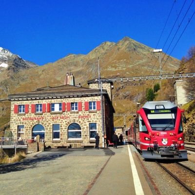 Ospizio Bernina con treni rossi davanti all'edificio