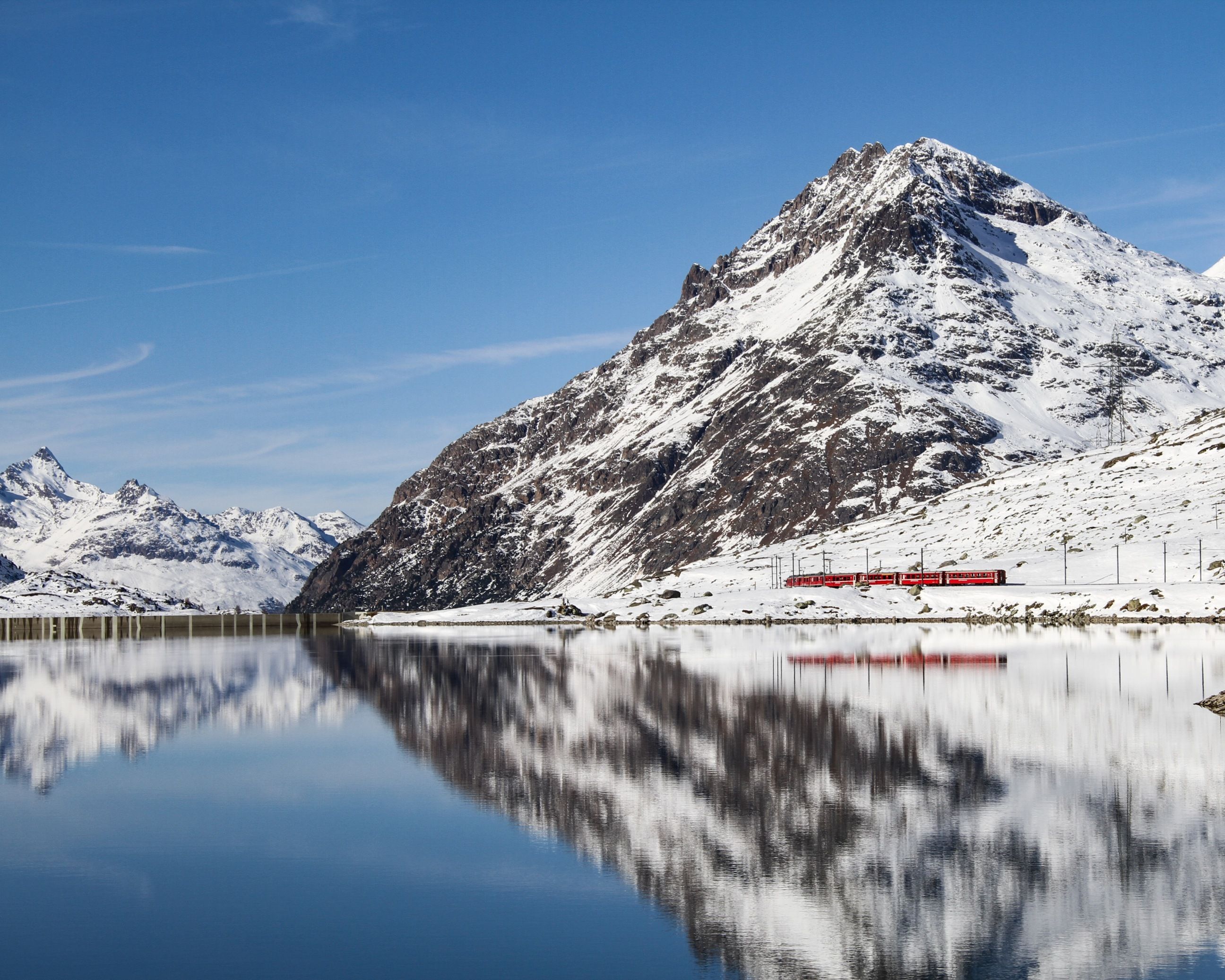 Ospizio Bernina: spektakulär vinterlandskap med snötäckta berg och Bernina-sjön