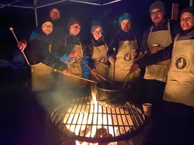 Aktiviti berkumpulan semasa fondue luar rumah dengan baka alpaka pada tahun 2023