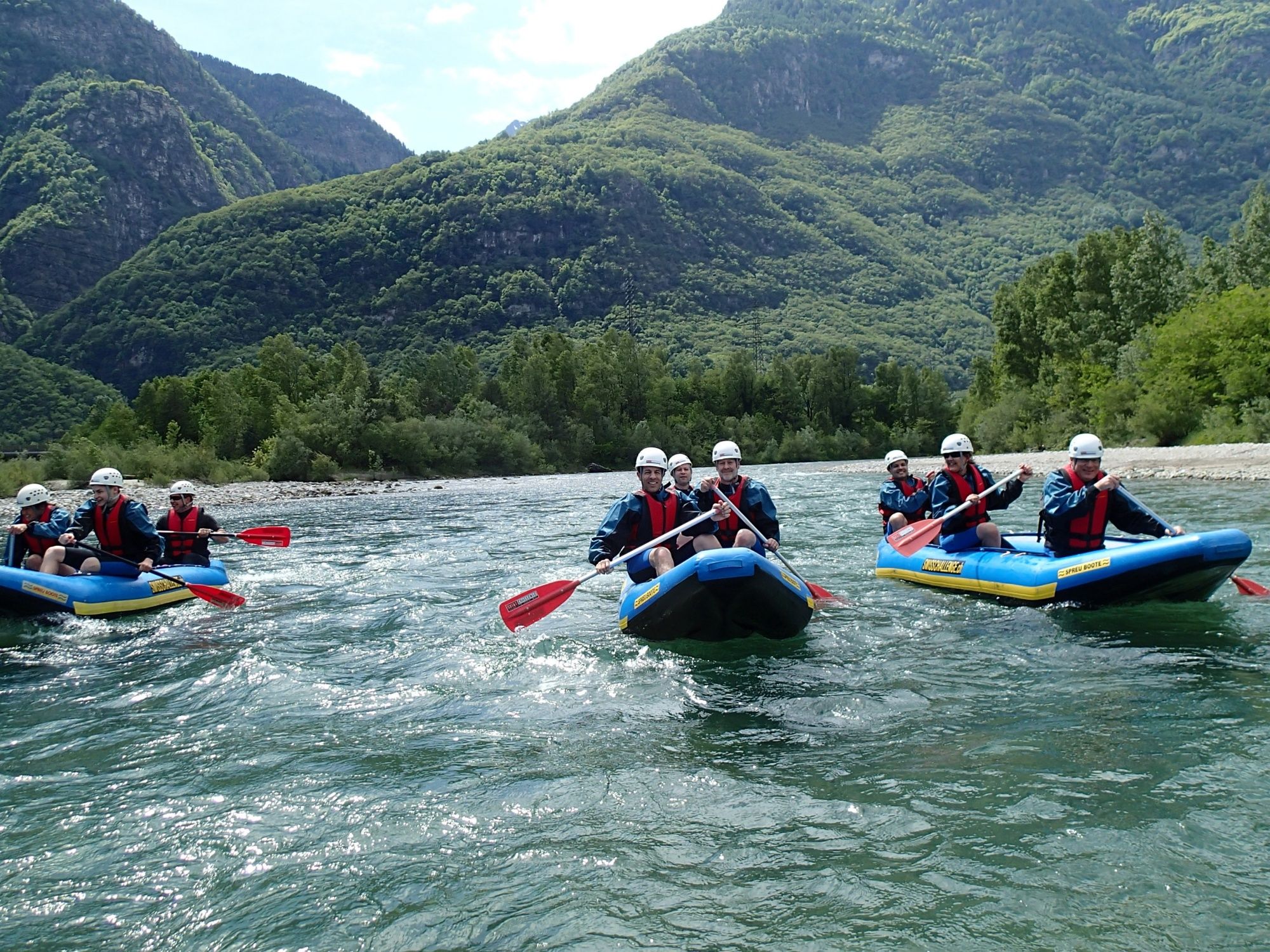 Leuke Rafting: Ervaar het spannende raften met vrienden in de spectaculaire natuur komende zomer.