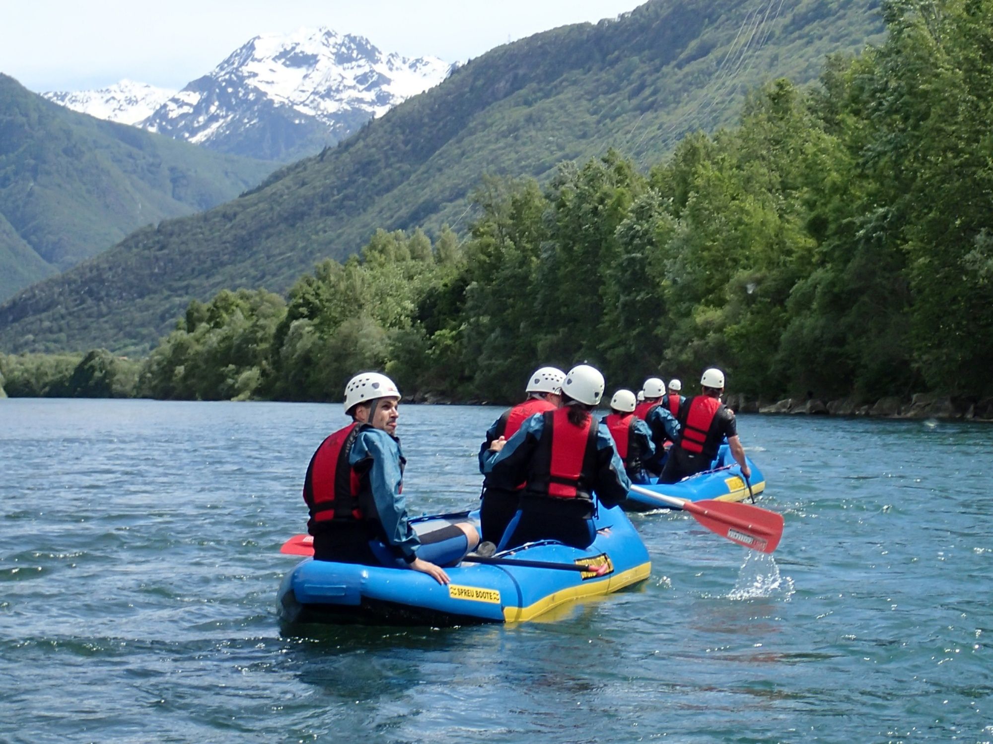 Rafting Seru bersama teman di alam terbuka, bersenang-senang di atas air selama petualangan musim panas.