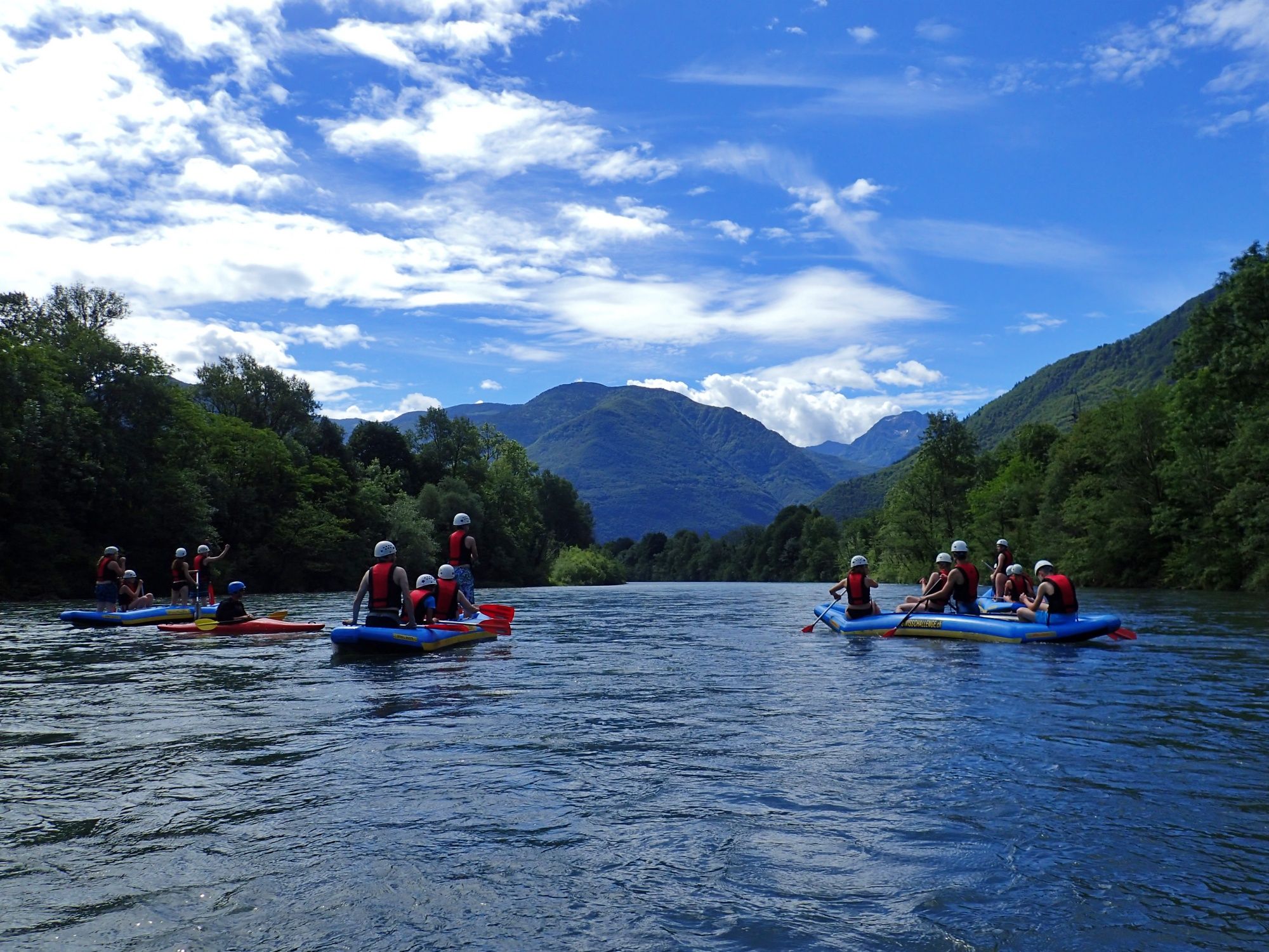 Rafting Seru: aktivitas air mendebarkan di alam bersama kelompok di musim panas, dikelilingi oleh pegunungan.