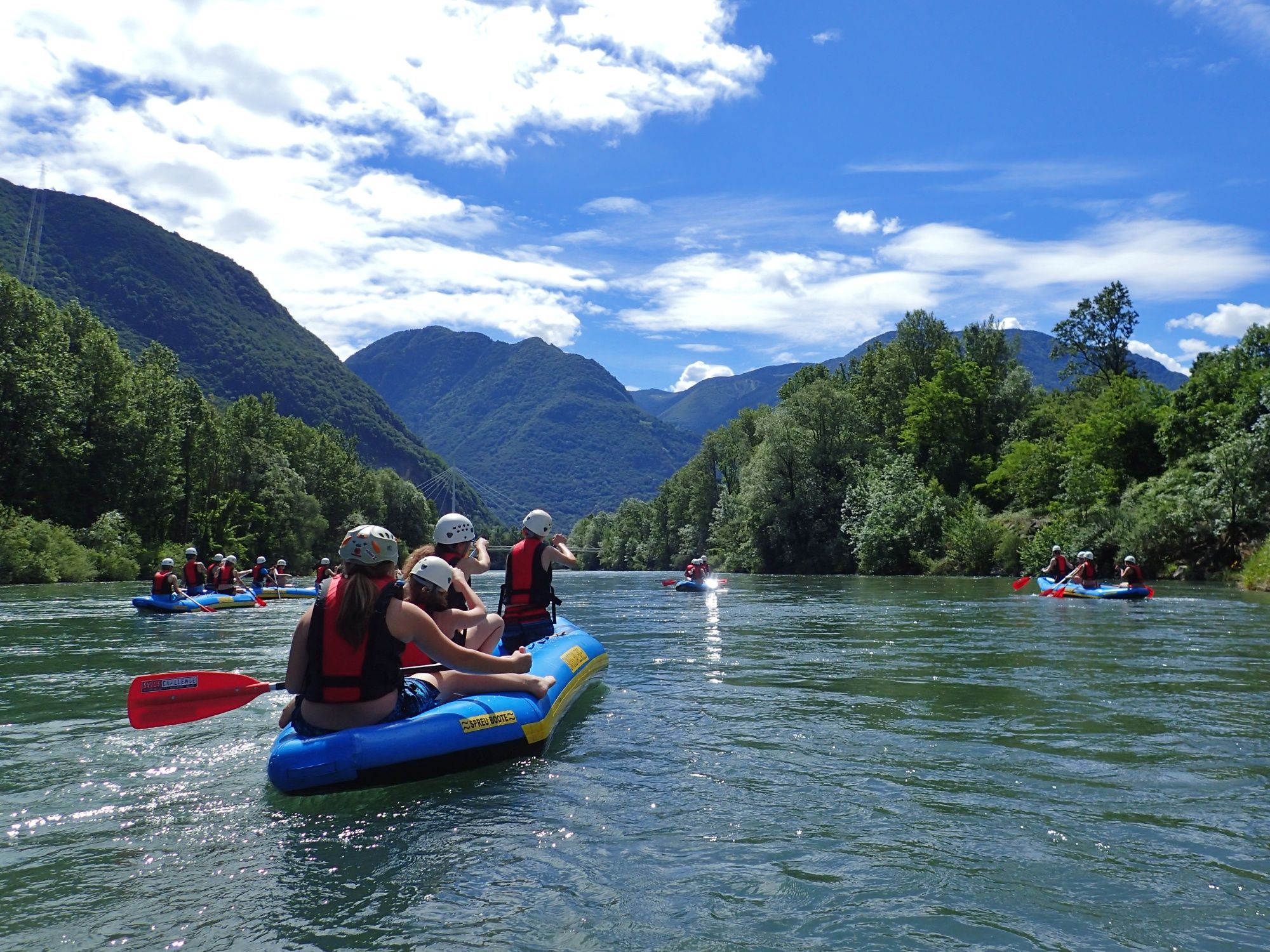 Arung jeram: Keseruan bermain di arus deras di sungai yang indah alami.