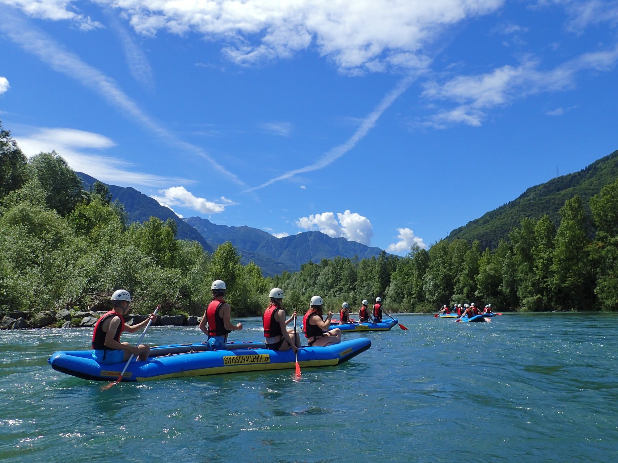 Petualangan Rafting Seru: Rasakan petualangan air yang mendebarkan bersama teman-teman di alam terbuka.