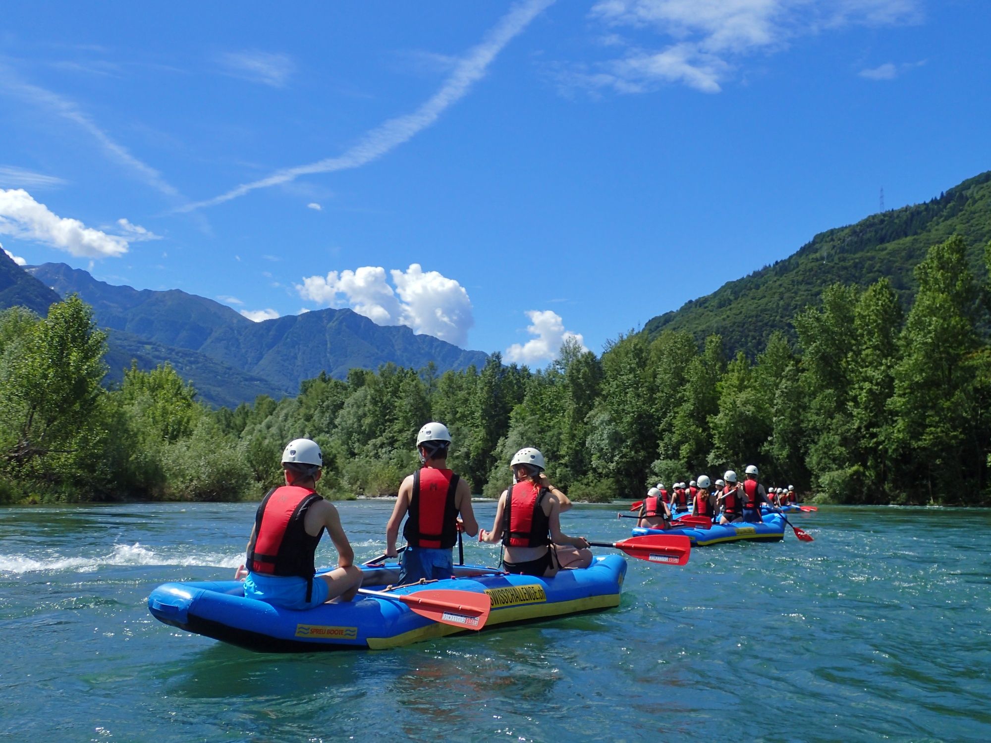 Seru Jahit Arung: Rasakan petualangan arung jeram yang mendebarkan bersama teman di alam terbuka saat musim panas.