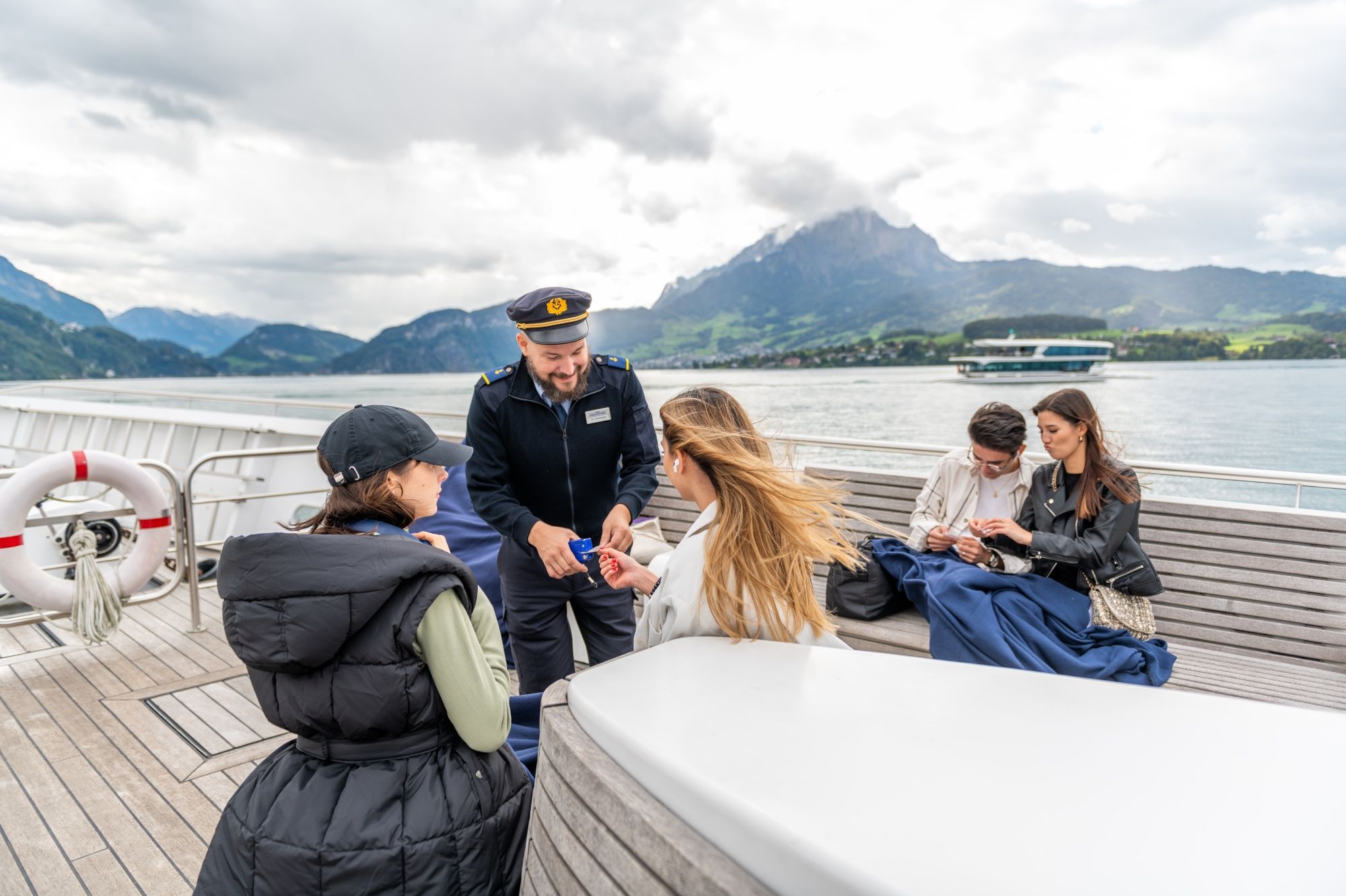 Panoramayacht Vierwaldstättermeer: ontspan met vrienden op het water, omringd door bergen en natuur.