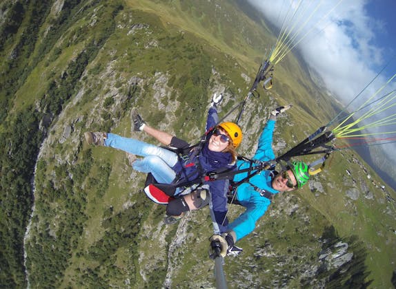 Parapendio a Belalp con vista sul paesaggio.