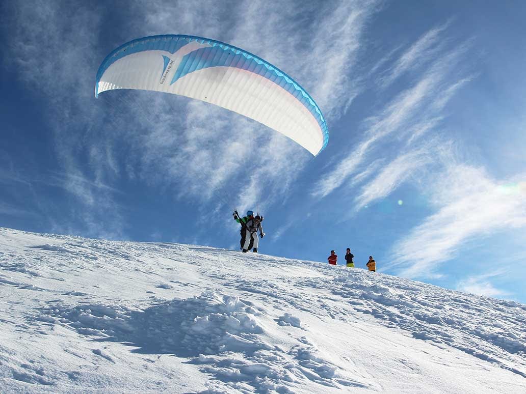 Parapendio a Davos, pilota partito nella neve, visibilità chiara