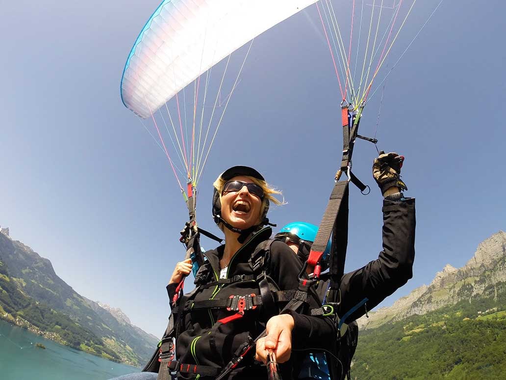 Parapendio a Davos con persone felici, estate 2023