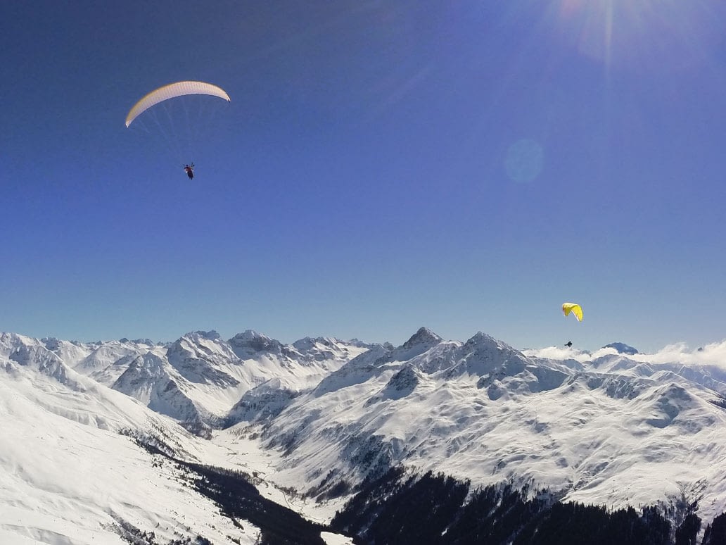 Paragliding Davos sopra montagne innevate nel 2023.