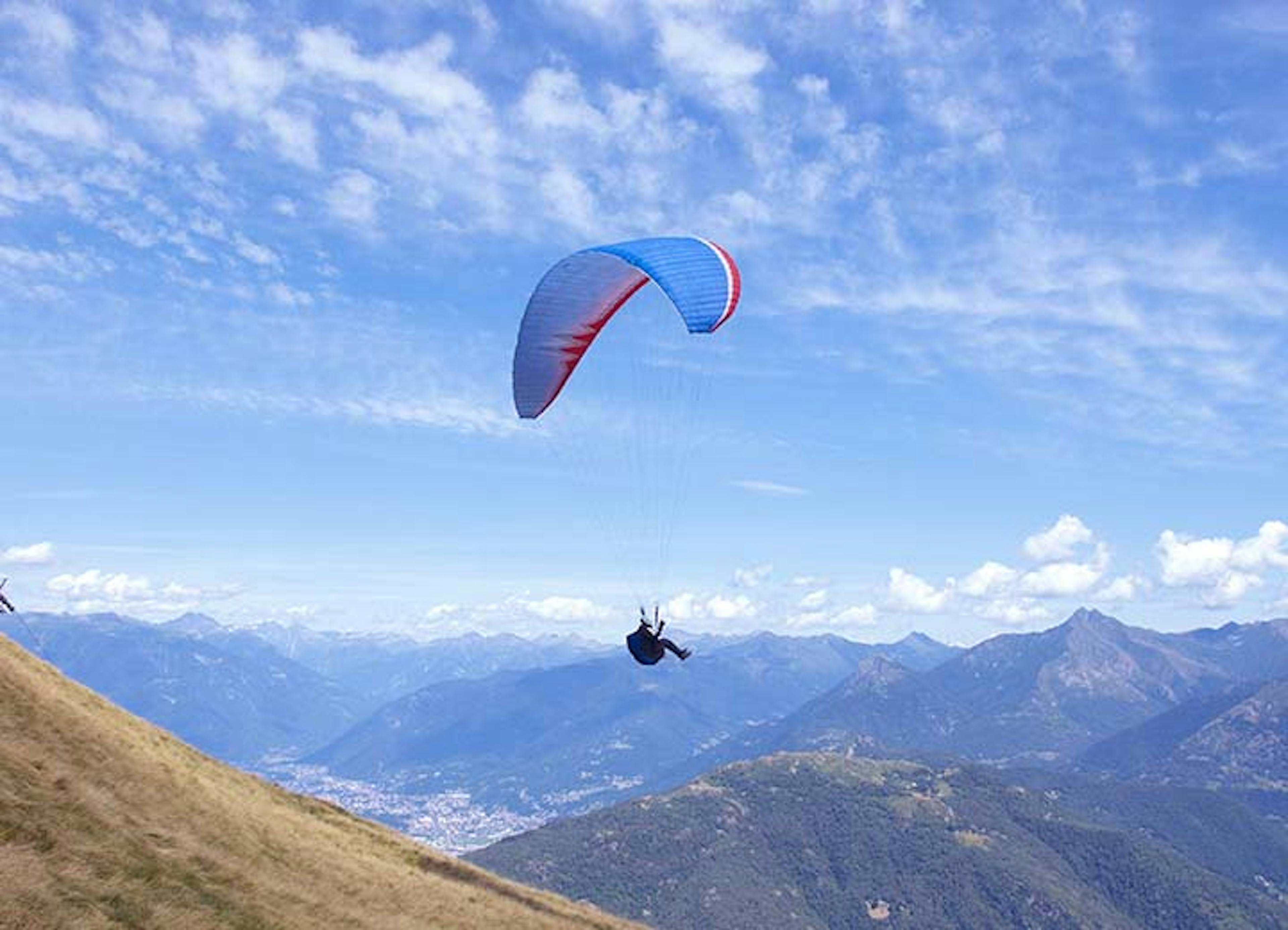 Parapente en el Monte Tamaro con una vista impresionante de los Alpes y un entorno sobrecogedor.