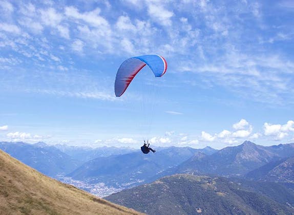 Parapente au Monte Tamaro avec une vue magnifique sur les Alpes et un paysage à couper le souffle.