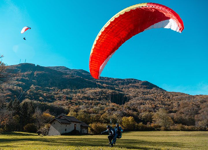 在蒙特塔马罗滑翔伞：在夏天享受山上的冒险。