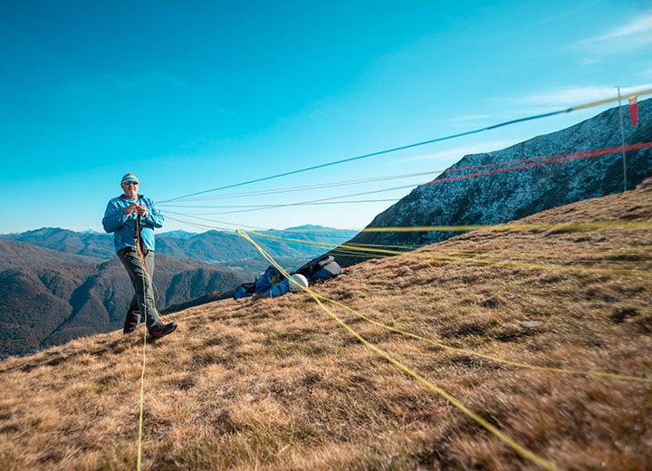 在墨特塔马罗滑翔伞：滑翔伞飞行员在阳光明媚的夏天准备在山上起飞。