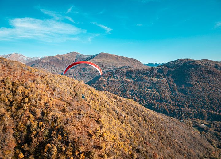 与蒙特塔马罗山和周边自然景观一起的滑翔伞飞行。