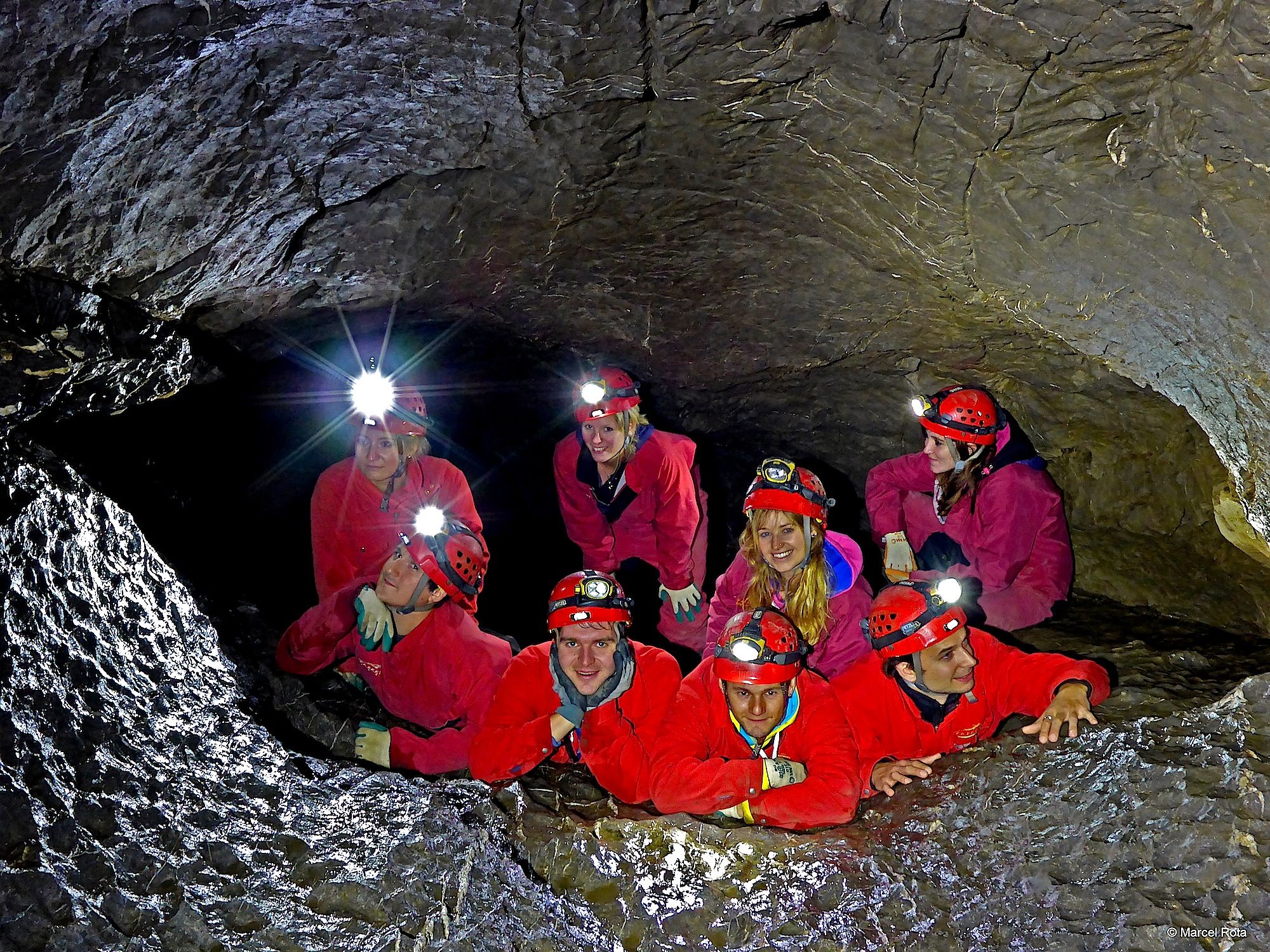 Recorrido en una cueva con grupo en ropa de protección