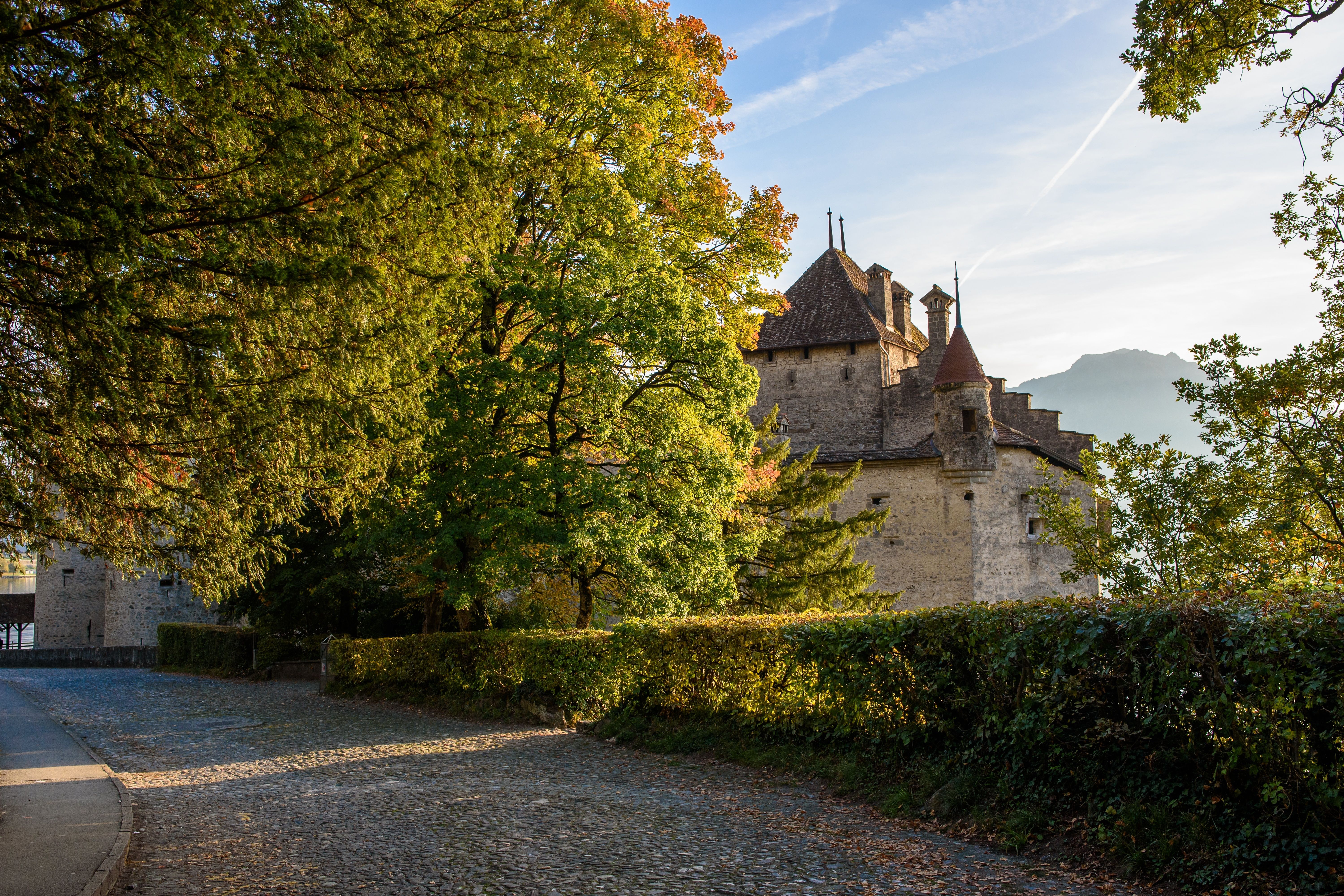 Chateau Chillon di taman taman di tebing Danau Geneva di bawah cahaya matahari musim luruh.