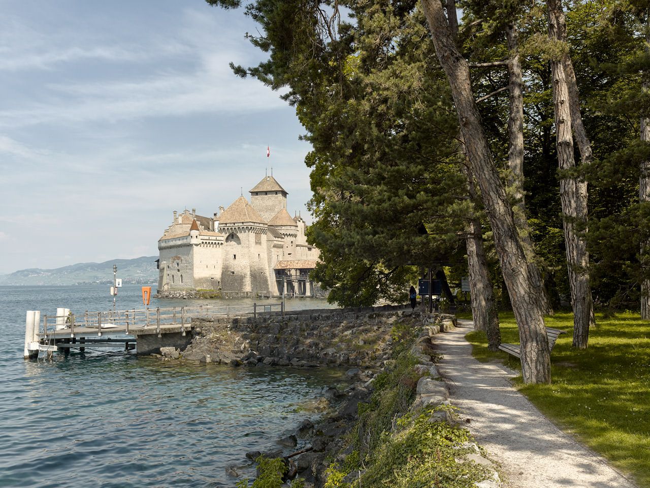 Château de Chillon au lac Léman avec parc et jardin.