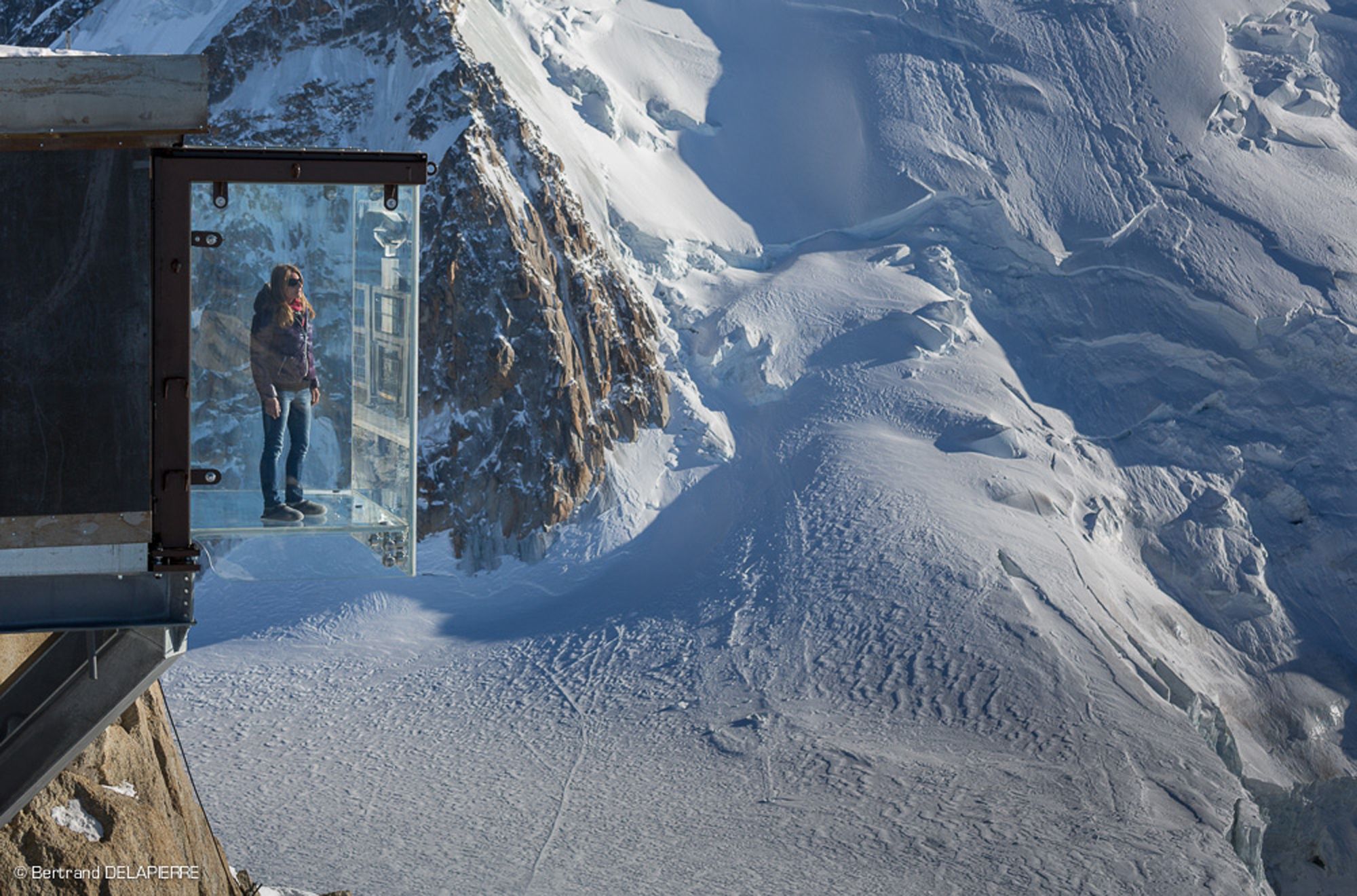 Aiguille du Midi mit schneebedeckten Bergen und Gletscher