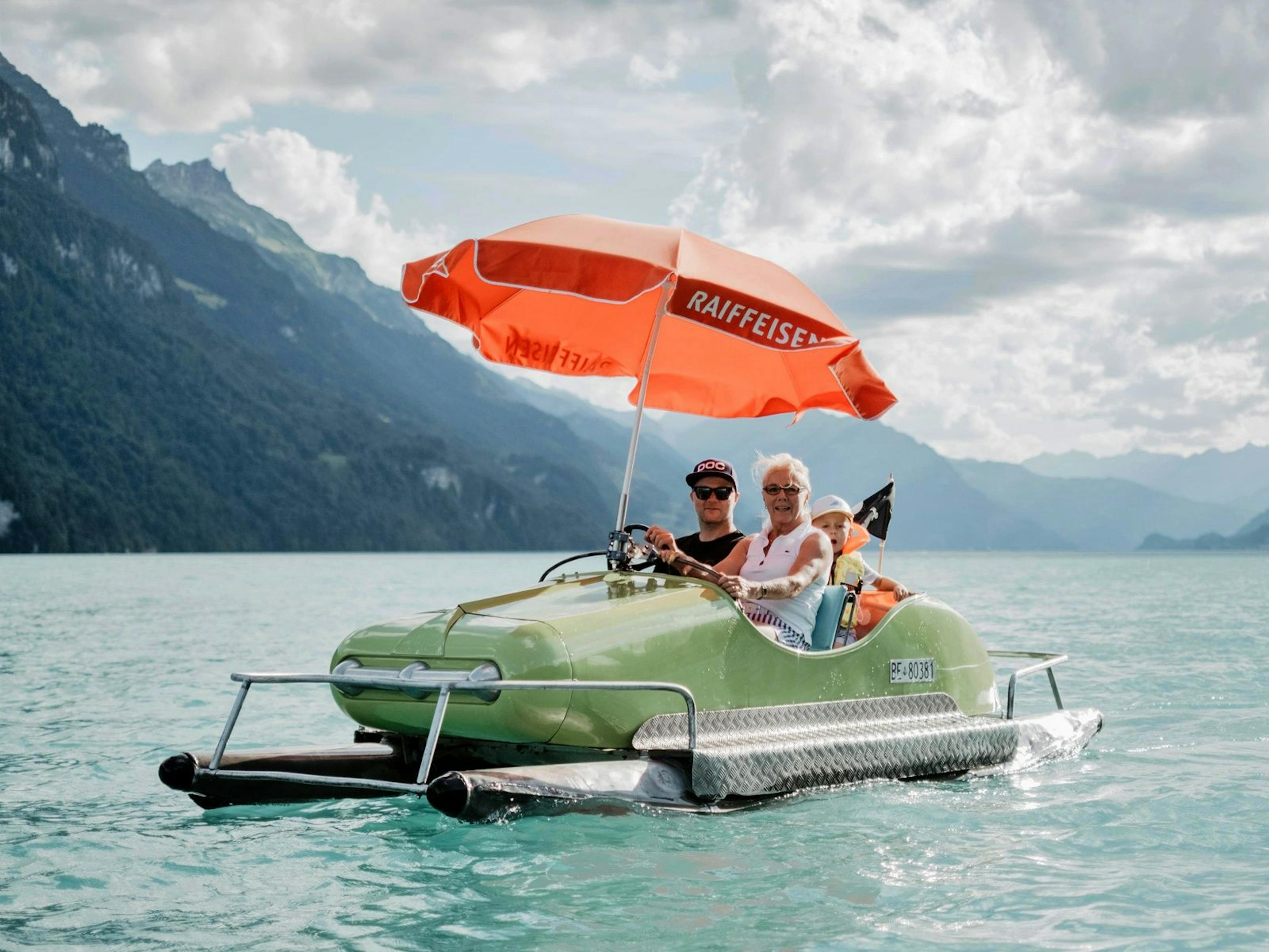 Pedalo huren aan het Brienzermeer met parasol en bestuurders.