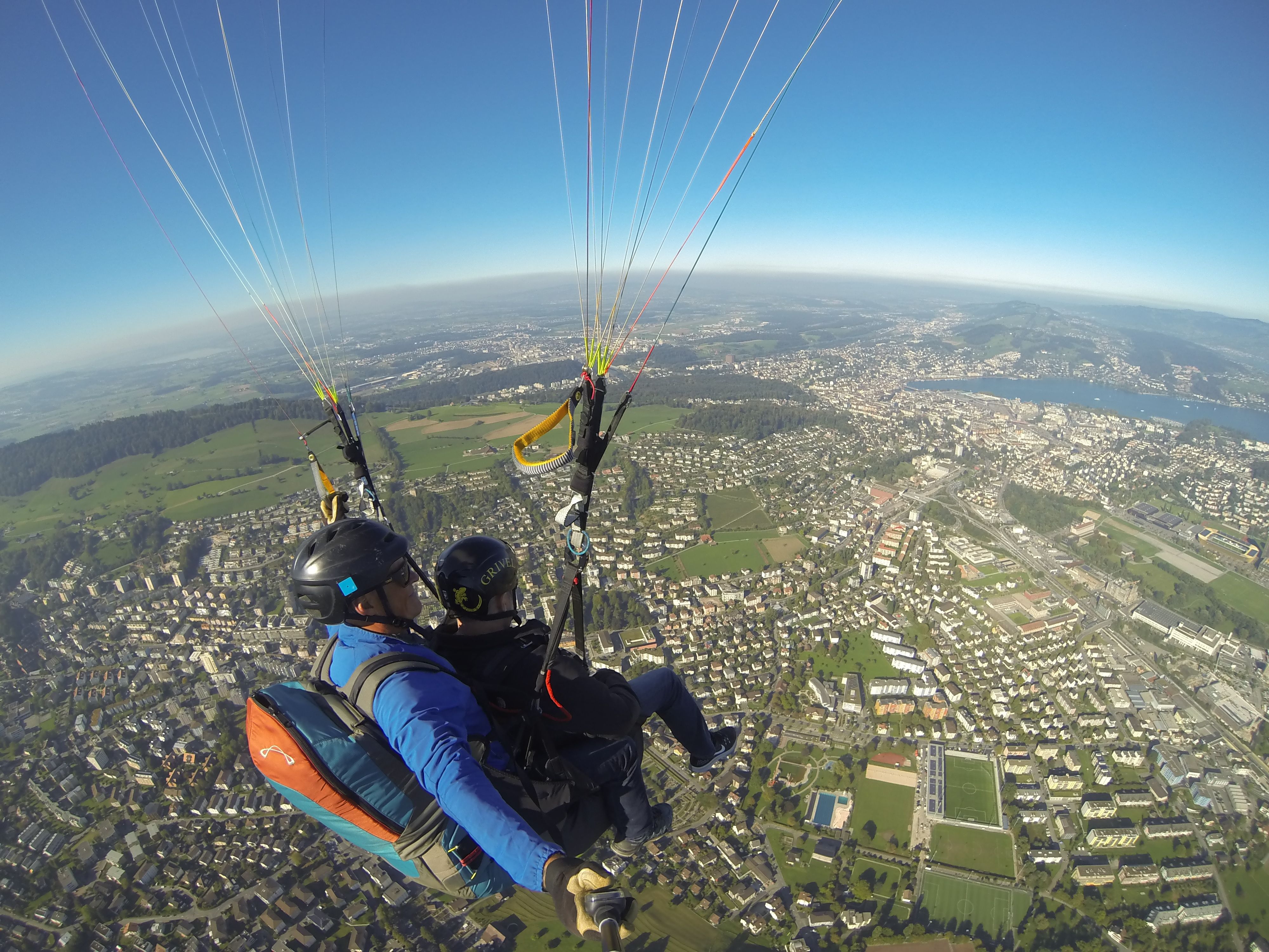 लुसर्न और मनोरम परिदृश्य को देखते हुए पिलाटुस के ऊपर पैराग्लाइडिंग, साहसिक टანდेम गतिविधि।